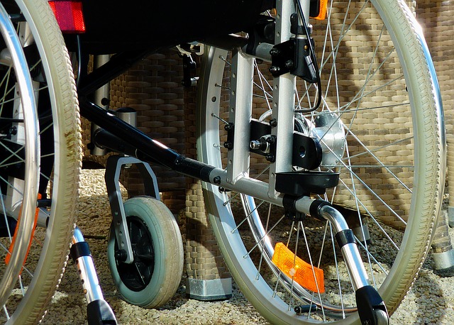 כסא גלגלים צר